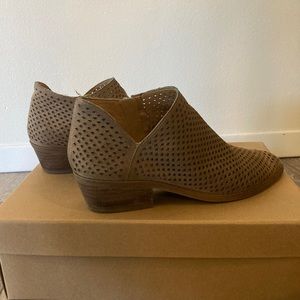 Lucky Brand boots booties nude brown 8.5